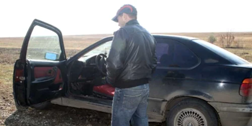 Una dintre maşinile cu care traficanţii cărau ţigările a fost confiscată 