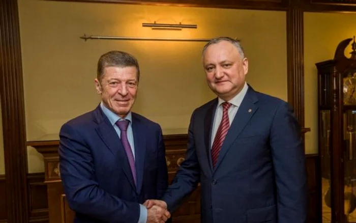 Vicepremierul rus Dmitri Kozak (stânga) dând mâna cu preşedintele moldovean Igor Dodon FOTO presedinte.md