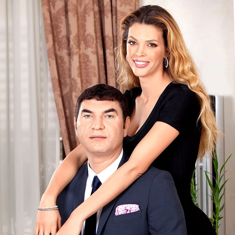 
    Alex Velea  o are pe  Antonia  pe picior,  desen pe care  l-a expus şi  la concursul  ”Asia  Express”   