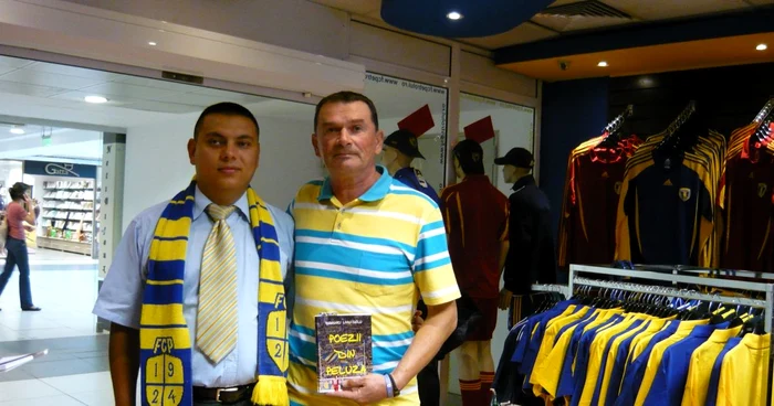 Liviu Drăghici (stânga), în momentul lansării volumului „Poezii de peluză“. FOTO: arhiva personală