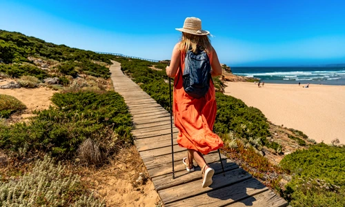 mers pe jos shutterstock 2589978219 jpg