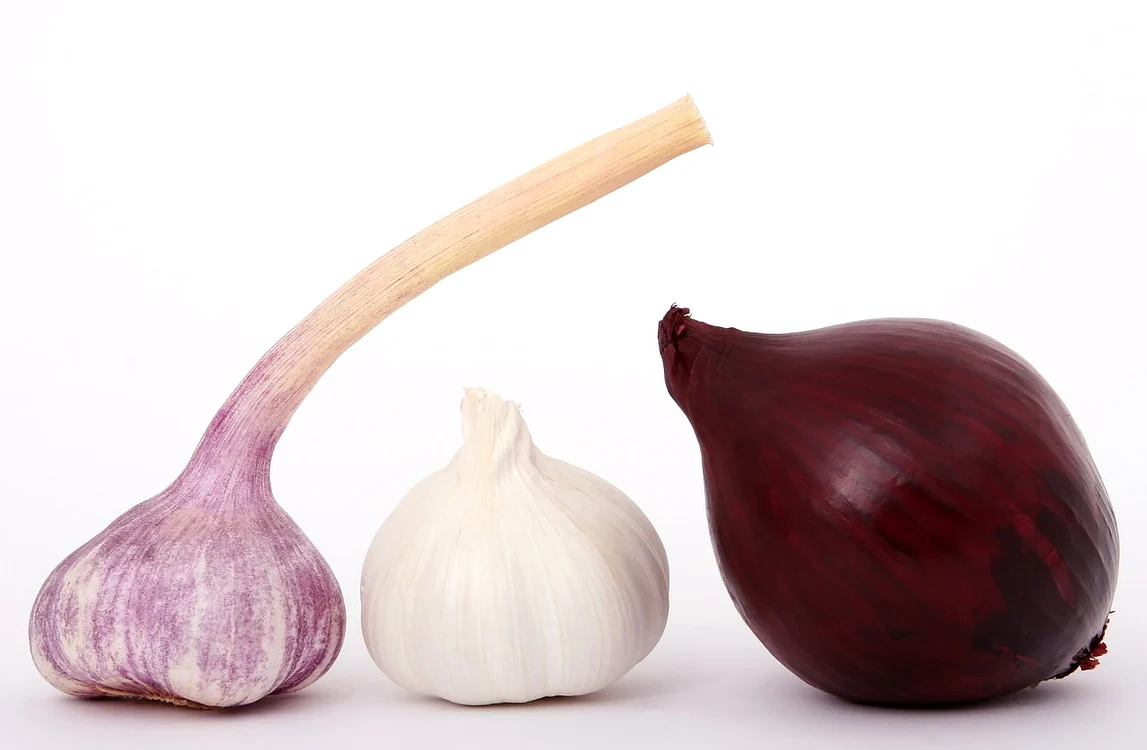 Păstrează pentru mai mult timp ceapa și usturoiul / foto: Pixabay