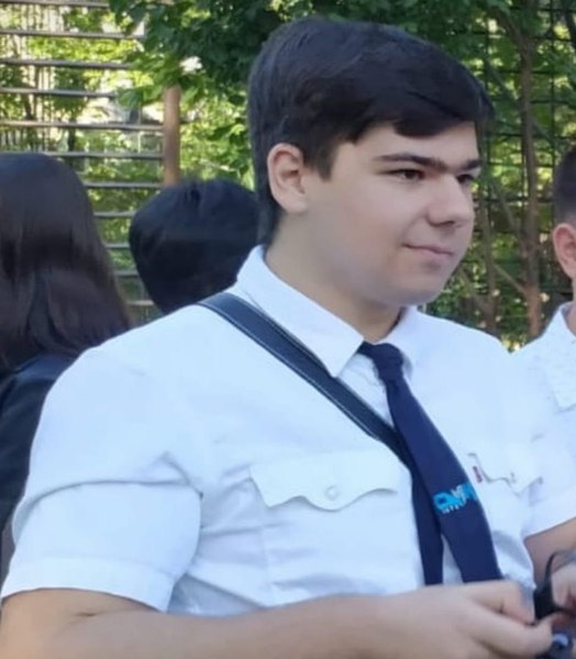 Tragedia unui licean eminent. Răzvan s-a aruncat în gol de pe acoperiș. A lăsat bilete de adio fiecărui membru al familiei
