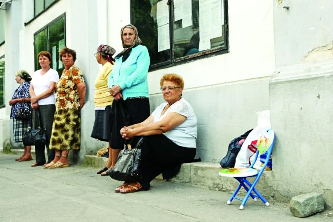 Pensionarii stau de trei zile la coadă pentru biletele de tratament