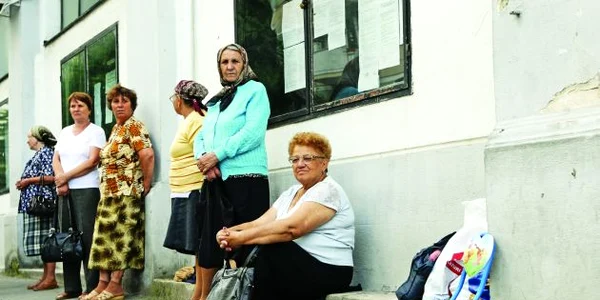 Pensionarii stau de trei zile la coadă pentru biletele de tratament