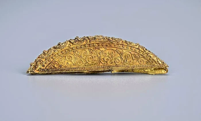 gold hair ornament jpg