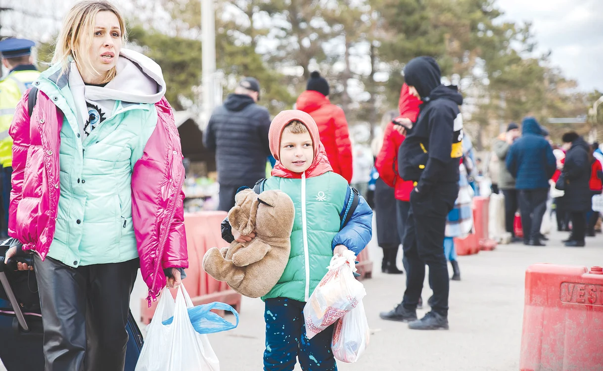 Vama Siret. “Mami, unde suntem aici?”, pare să întrebe băiețelul. Fotografii: Inquam Photos/Adevărul