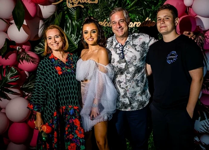 
    Andreea Esca și Alexandre Eram, alături de cei doi copii ai lor și de iubitul Alexiei, Mario Freshfoto: arhiva personală/Instagram  