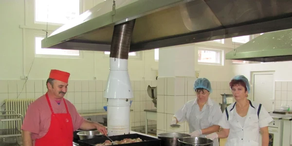 Bucătarii spitalului pregătesc masa pentru Revelion