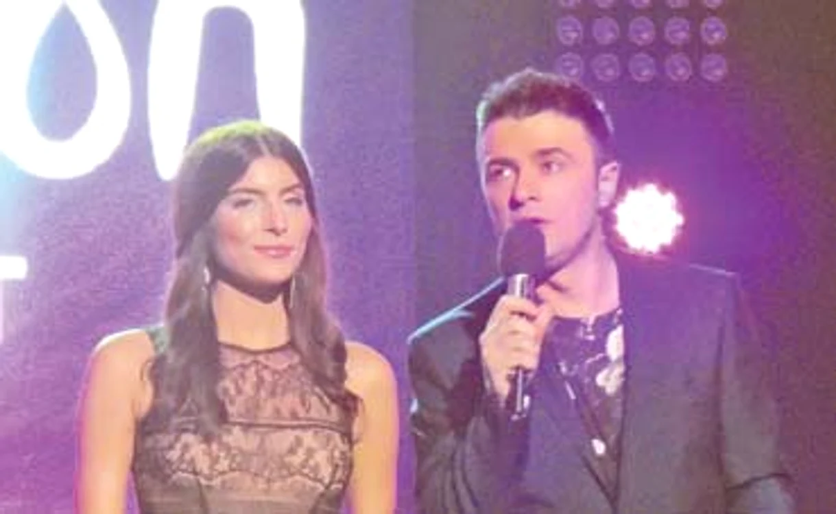 Casa are 8 camere, un living şi patru băi, mult prea mult pentru trei suflete: Cornel, Eliza şi micuţa Zara