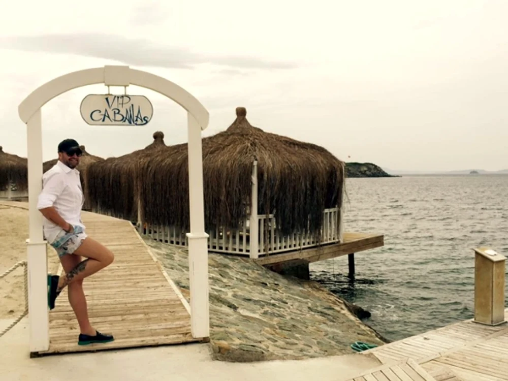 Creatorul de modă se recuperează după operația suferită la un resort superb