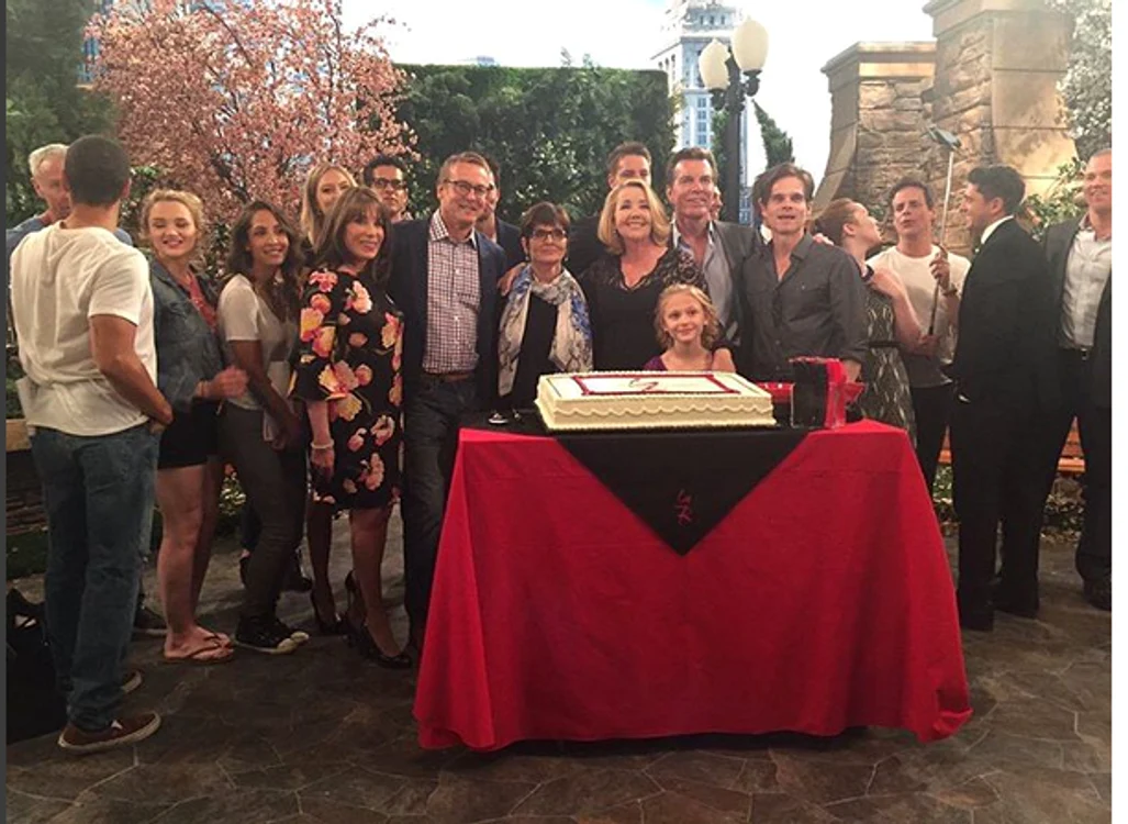 
    Echipa serialului „Tânăr și neliniștit” („Young & Restless”, n.r.) a dat o petrecere de pomină cu ocazia aniversării a 43 de ani de la lansarefoto: arhiva personală  