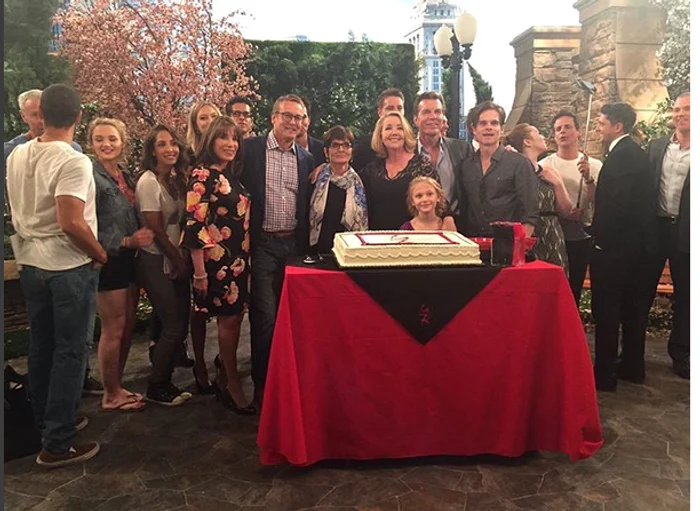 
    Echipa serialului „Tânăr și neliniștit” („Young & Restless”, n.r.) a dat o petrecere de pomină cu ocazia aniversării a 43 de ani de la lansarefoto: arhiva personală  