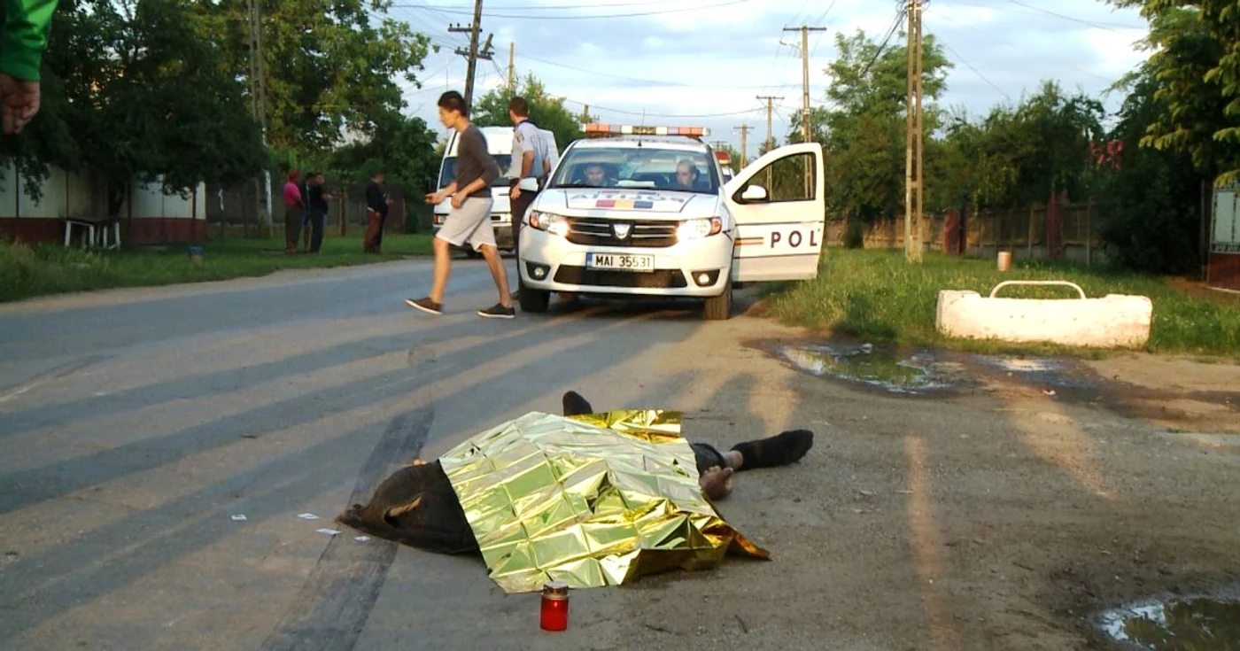 Victima a fost găsită moartă pe carosabil, după ce maşina a trecut peste ea. FOTO: Arhivă