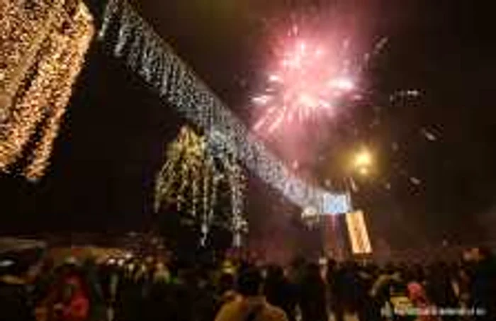 Focurile de artificii au luminat cerul deasupra Hunedoarei. FOTO: Daniel Guţă. ADEVĂRUL.