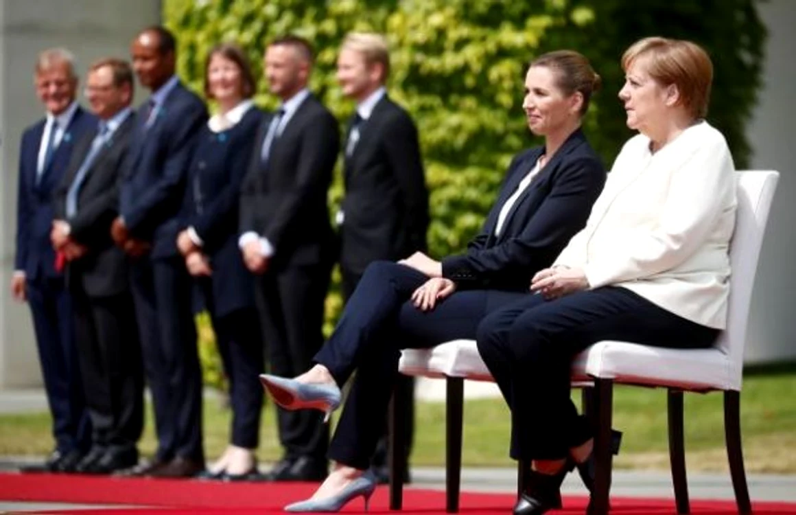 Premierul finlandez Mette Frederiksen, alături de cancelarul german Angela Merkel