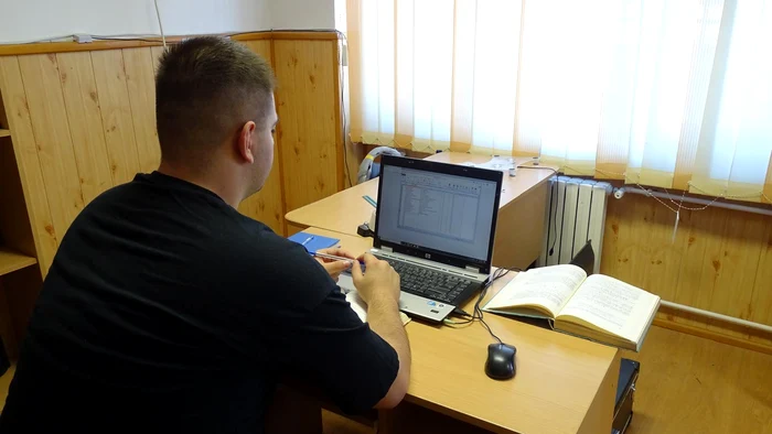 baiat în fata laptopului