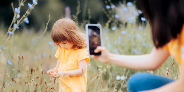O mamă își fotografiază fetița FOTO Shutterstock 