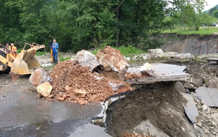 valea jiului drumul rupt de viituri