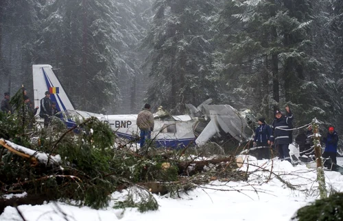 Epava avion Apuseni - accident aviatic - Epava este transportata pentru cercetari ulterioare FOTO Mediafax