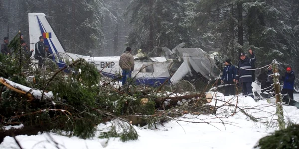 Epava avion Apuseni - accident aviatic - Epava este transportata pentru cercetari ulterioare FOTO Mediafax