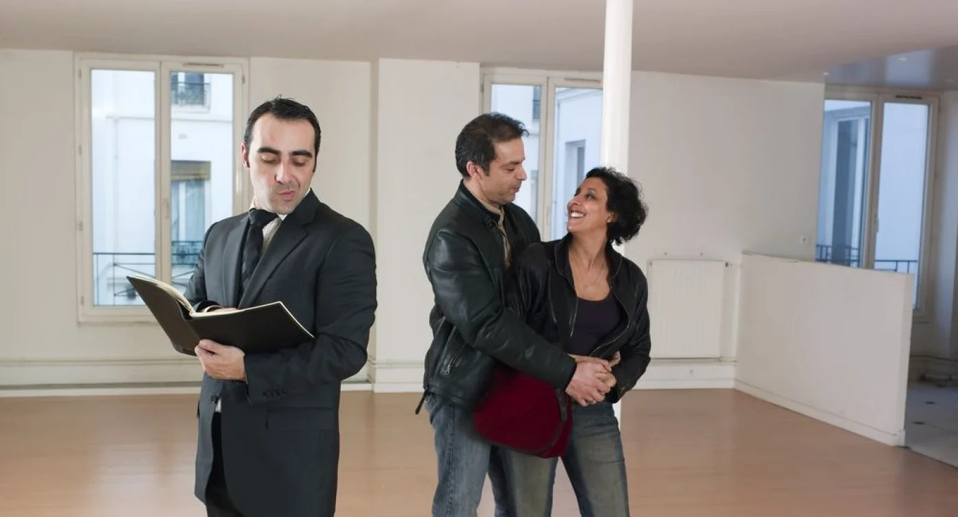 Un agent imobiliar trage cu urechea la discuția dintre cei doi clienți