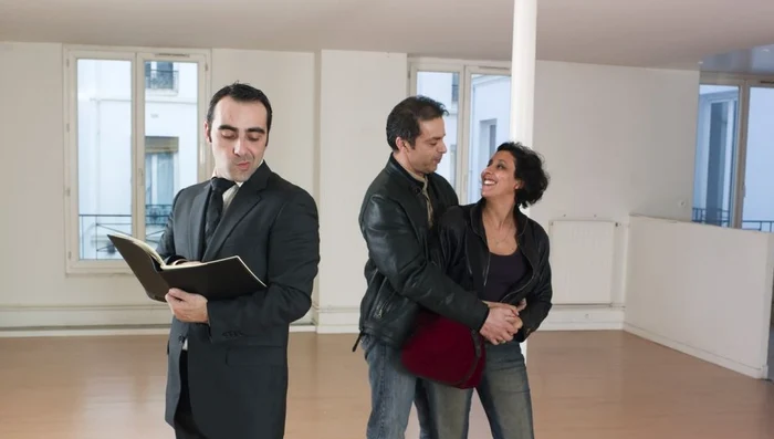 agent imobiliar apartament locuinta cuplu cautare FOTO shutterstock