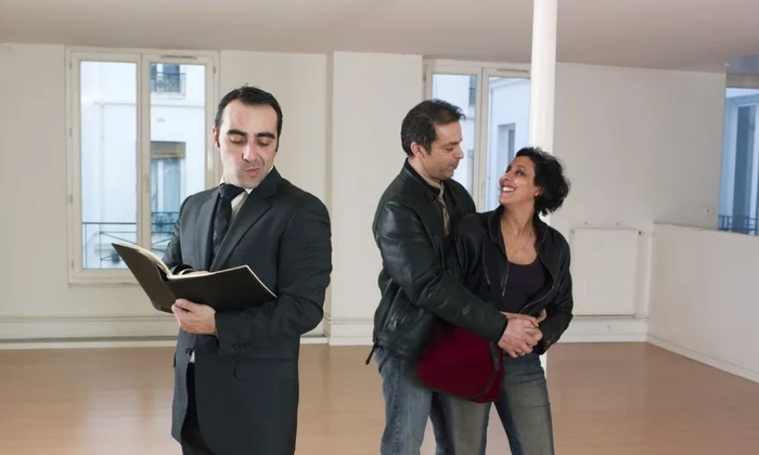 agent imobiliar apartament locuinta cuplu cautare FOTO shutterstock