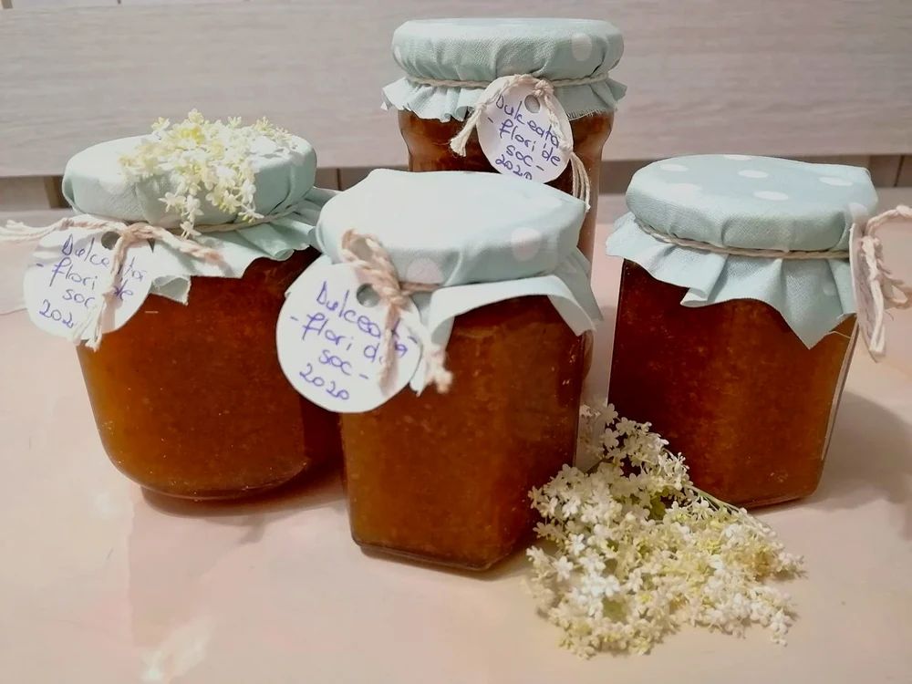 Florile de soc sunt ingredientul pentru o dulceaţă fină şi aromată FOTO: Claudia Balaş