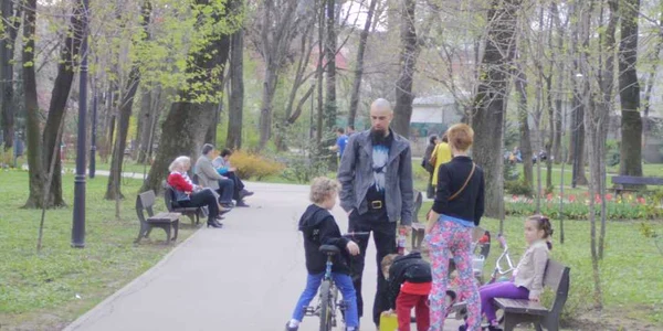 Bucureştenii au dat năvala în parcuri în primele zile de primăvară 