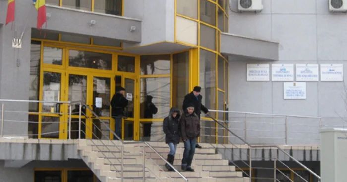 Şefii AJOFM spun că nu pot contesta adeverinţele medicale aduse de şomeri