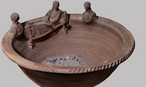 Cădelniță din teracotă cu reziduurile de cenușă analizate. Marginea este decorată cu trei figuri feminine, probabil reprezentând persoane decedate care erau venerate după moarte (© Johannes Eber / Parco Archeologico di Pompeii)