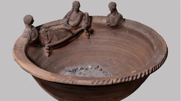 Cădelniță din teracotă cu reziduurile de cenușă analizate. Marginea este decorată cu trei figuri feminine, probabil reprezentând persoane decedate care erau venerate după moarte (© Johannes Eber / Parco Archeologico di Pompeii)