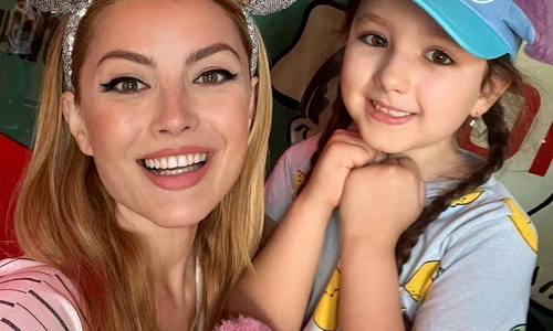 Elena Gheorghe care s-a distrat și ea cot la cot cu copiii la Disneyland