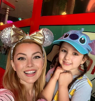 Elena Gheorghe care s-a distrat și ea cot la cot cu copiii la Disneyland
