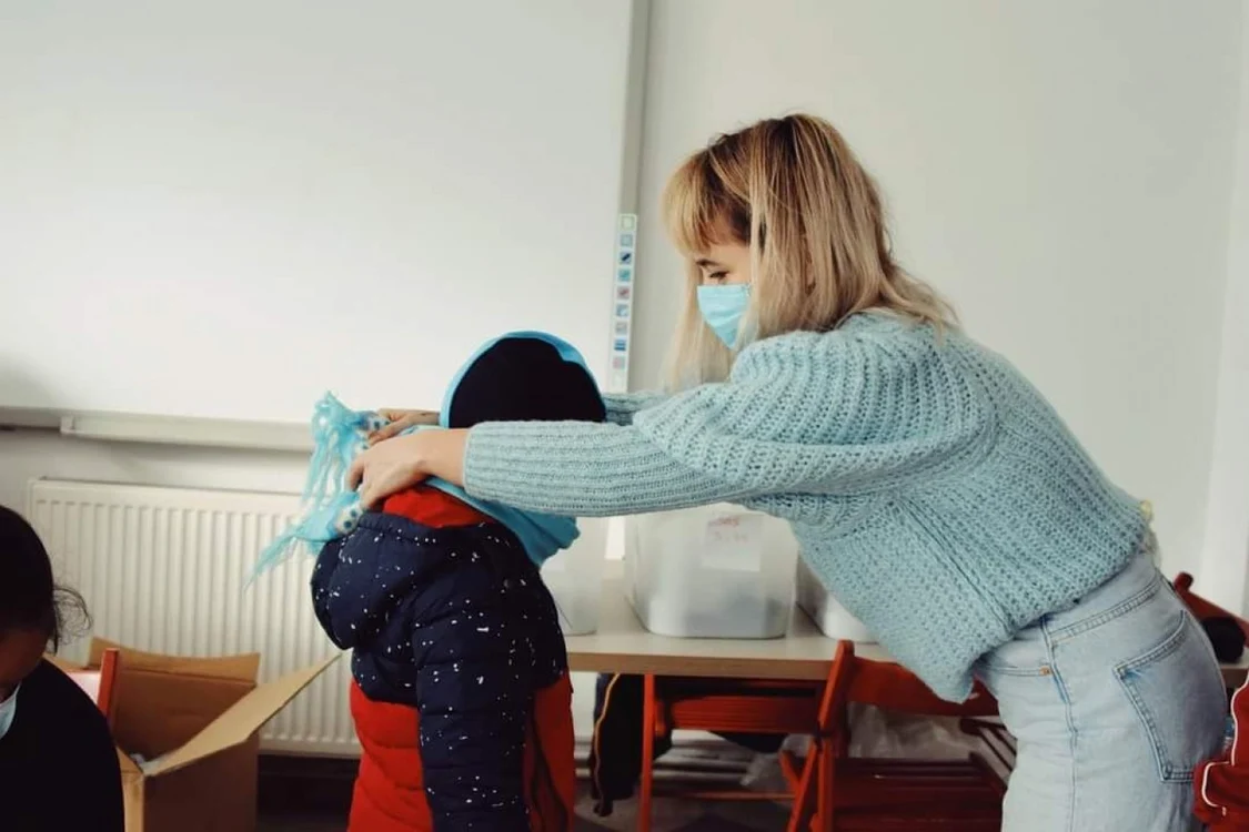 Voluntarii se transformă şi în spiriduşii lui Moş Crăciun. Sursă foto: Facebook Casa Bună, Aida Strîmbeanu
