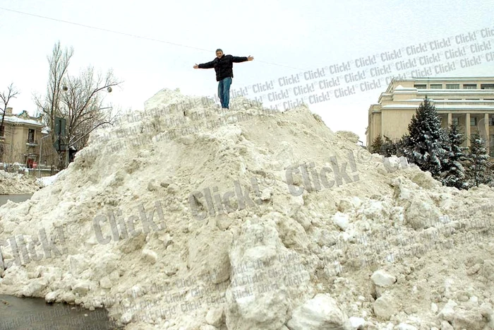 
    Piaţa Victoriei: De pe crestele munţilor de zăpadă de circa 6 m,  clădirea Guvernului pare  o coşmelie  