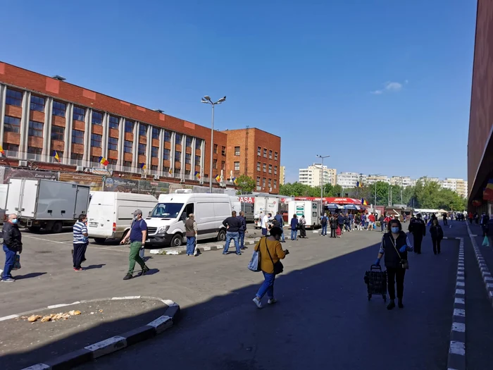 Oamenii au stat la coadă la mici. I-au luat la pachet pentru acasă