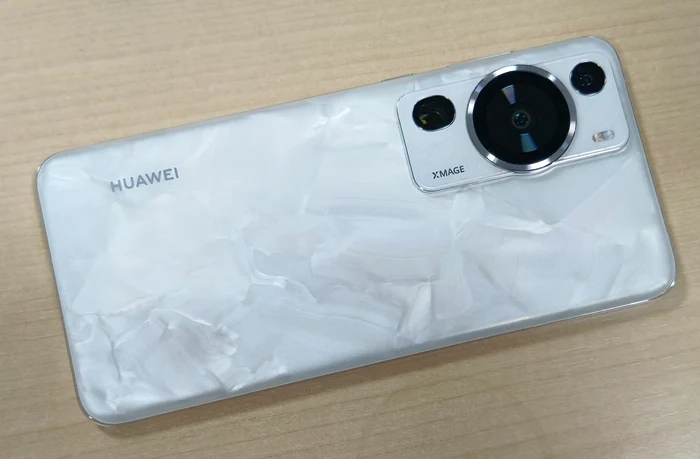 Huawei P60 Pro spate. FOTO Adrian Pogîngeanu