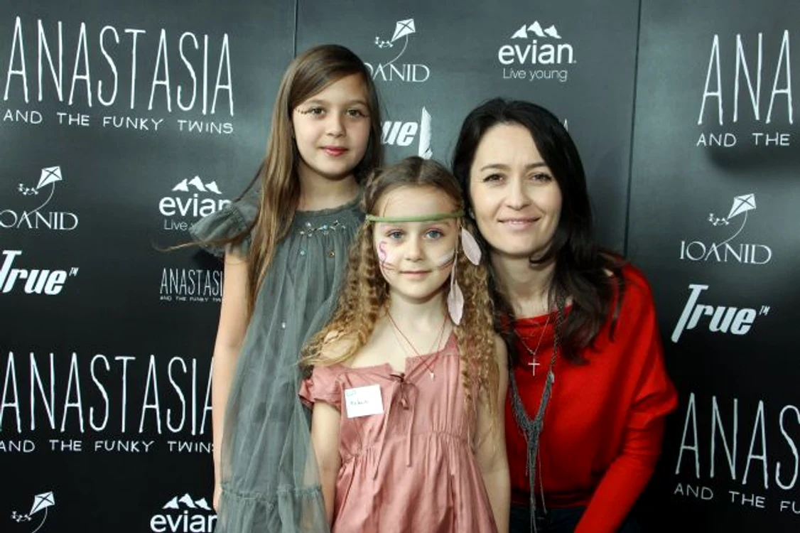 Amalia Năstase alături de fiicele sale, Emma şi Alessia