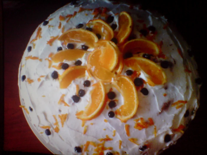 
    Tort cu cremă de vanilie şi aromă de portocale  