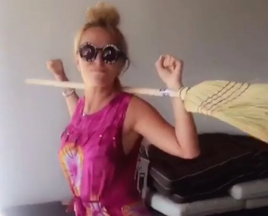 
    Delia se ţine continuu de şotiifoto: captură video  