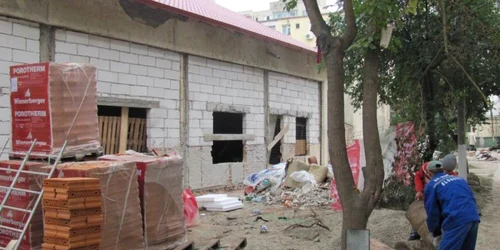 Campusul a fost abandonat de constructor până la refinanţarea lucrărilor