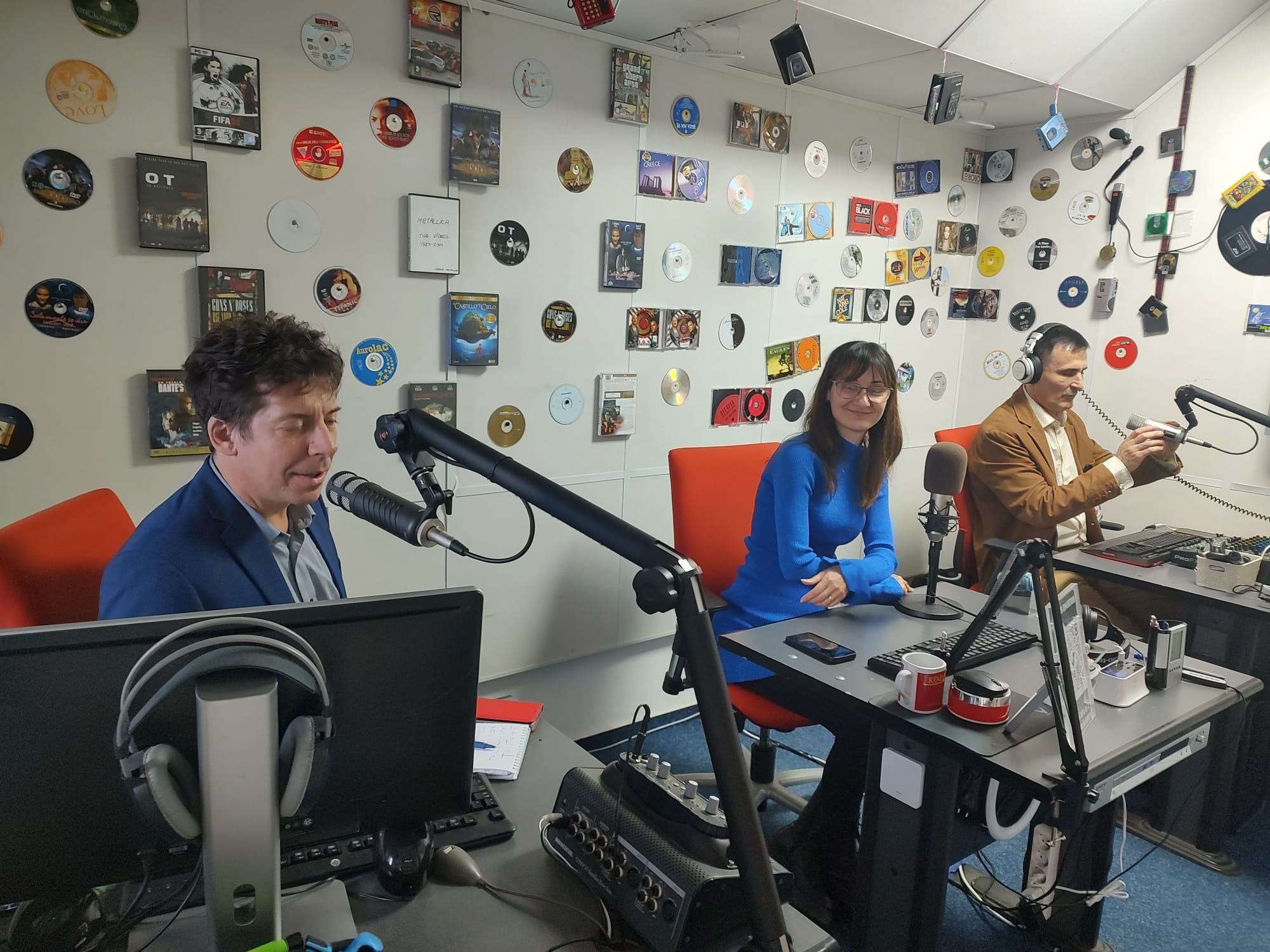 Proiectul “Comunitaria”: emisiuni în română, engleză și ucraineană pentru ascultătorii săi pe calea undelor