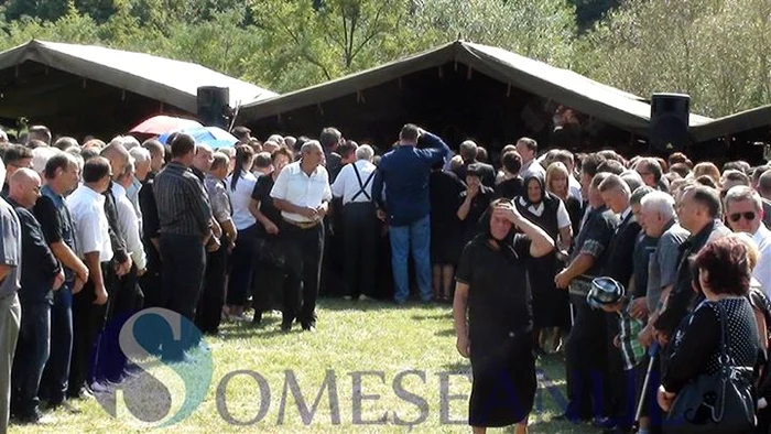 
    Didi Prodan (dreapta cu ochelari) a participat la funerariile de duminicăFoto someseanul  