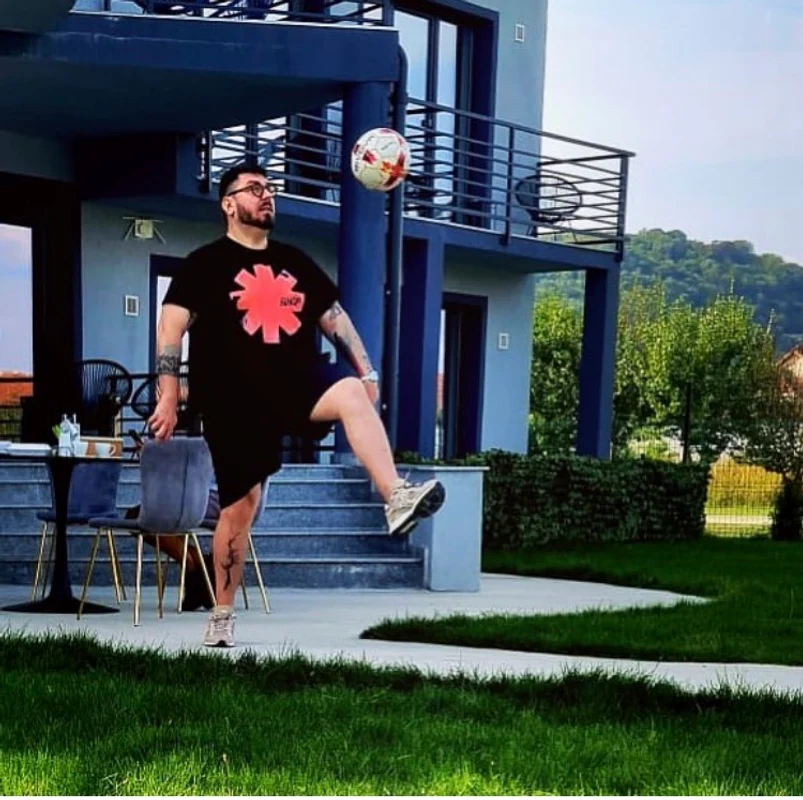Micutzu are ciubăr în curtea casei Sursa Instagram 