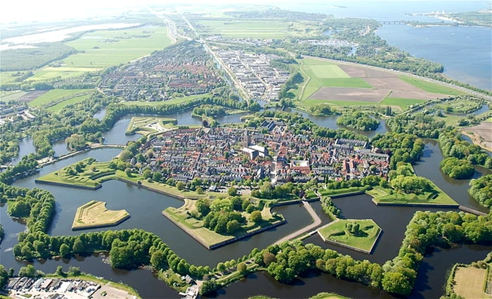 Naarden este o atracție turistică importantă în Olanda