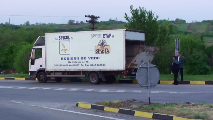 Poliţiştii olteni au confiscat zeci de tone de grâu descoperit fără acte legale... (FOTO: Mugurel Manea)