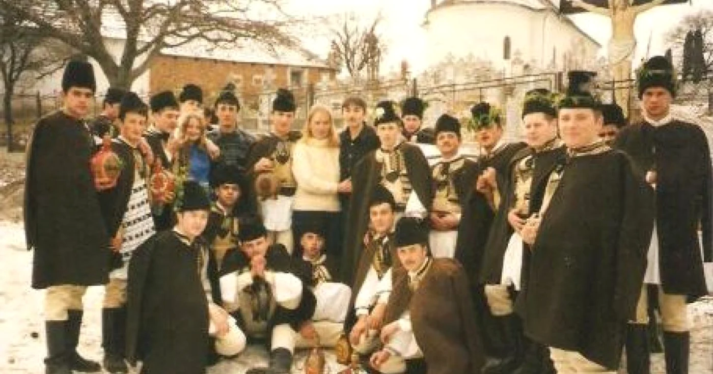 Foto Arhiva/Tinerii se îmbrăcau în costume tradiţionale de Anul Nou