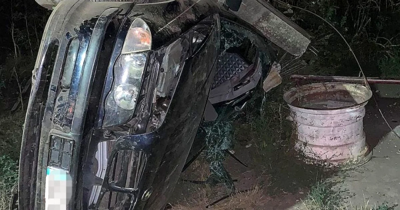 Din cauza vitezei, a intrat cu maşina într-un stâlp FOTO IPJ Ialomiţa